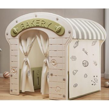 Casuta de joaca pentru copii Nichiduta Garden Green Bakery, iluminata, intrare eleganta cu perdelele, polita laterala, constructie robusta, margini rotunjite, dimensiune 115 x 92 x 98 cm